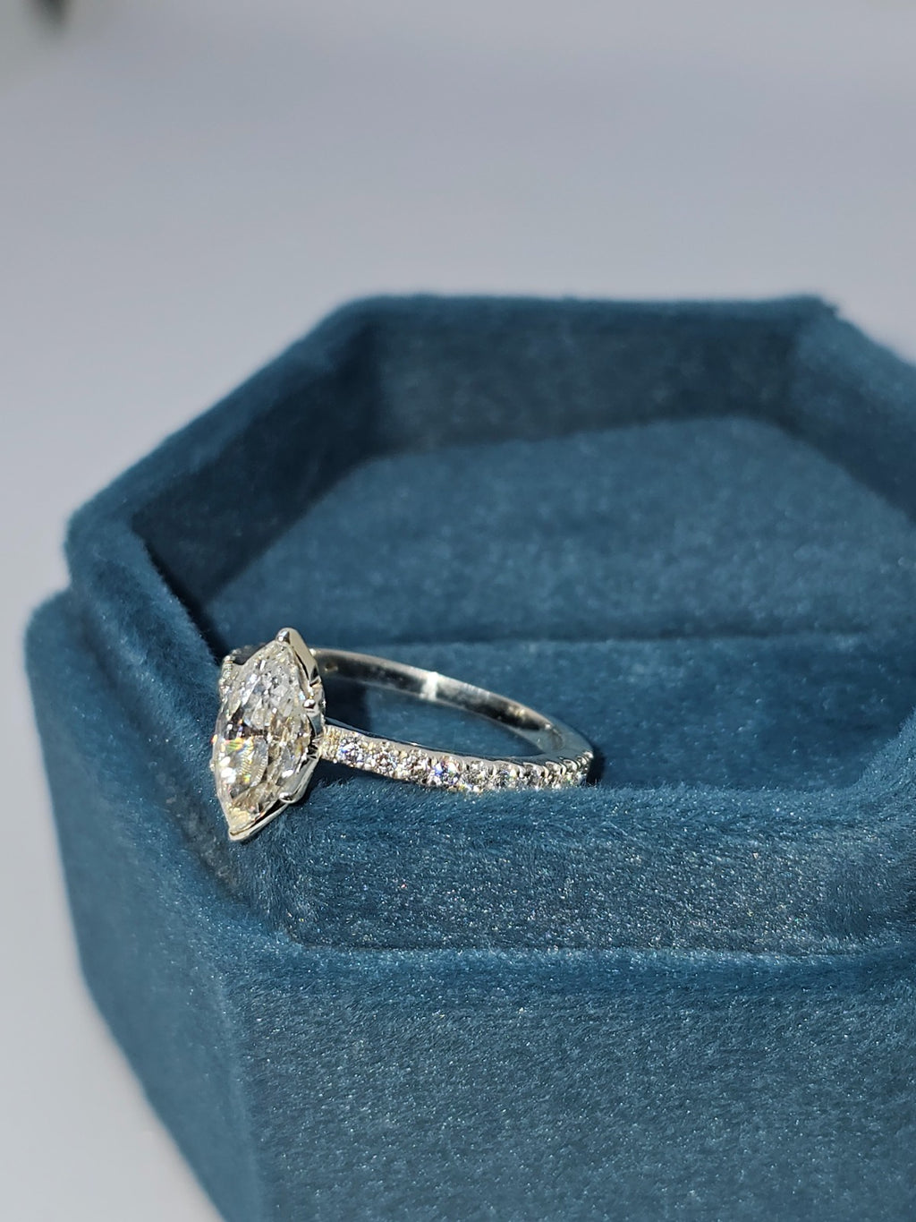 Luxureen Zircon ring