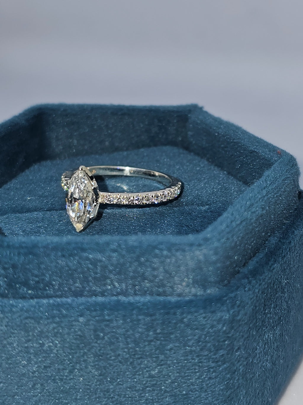 Luxureen Zircon ring