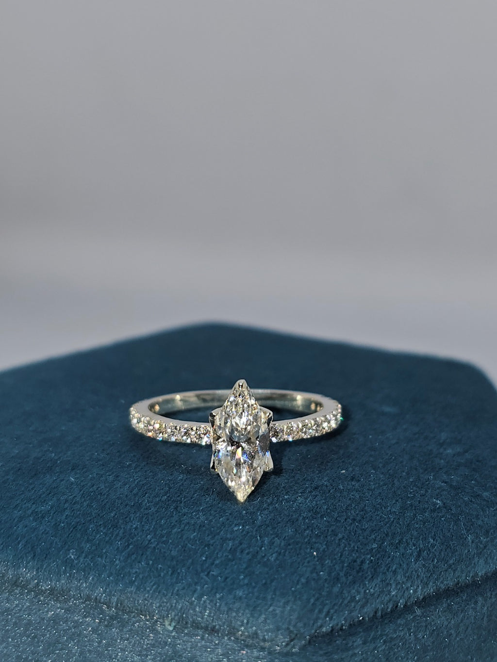 Luxureen Zircon ring