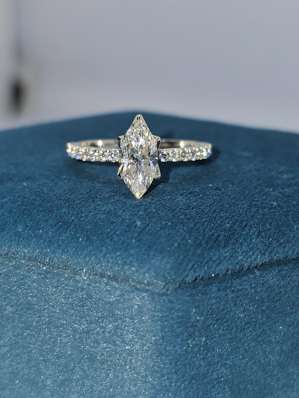 Luxureen Zircon ring