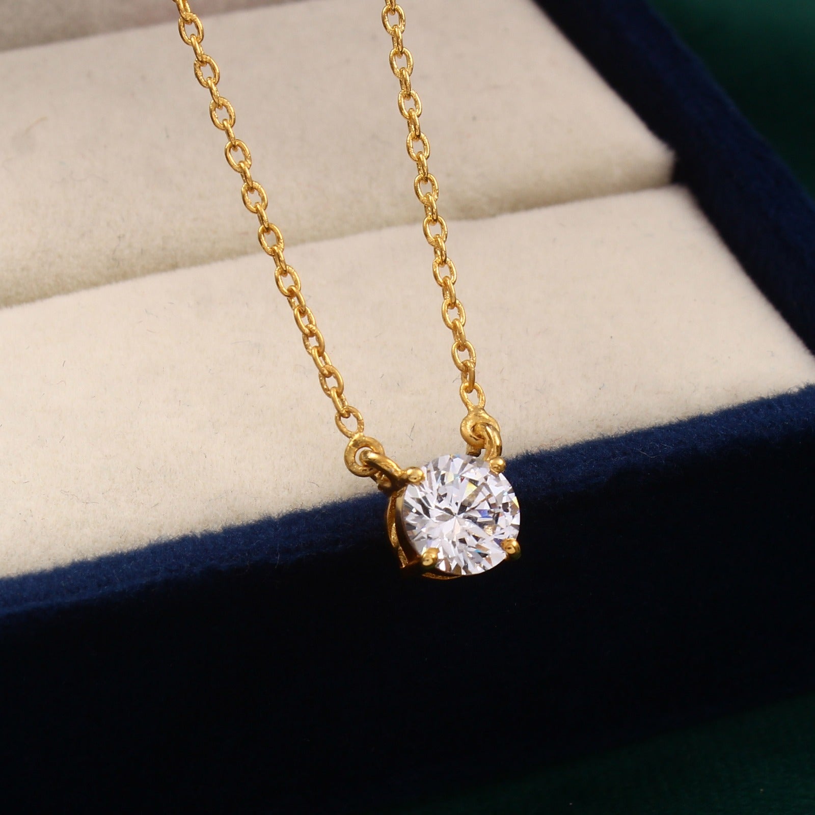Luxureen Zircon Pendant